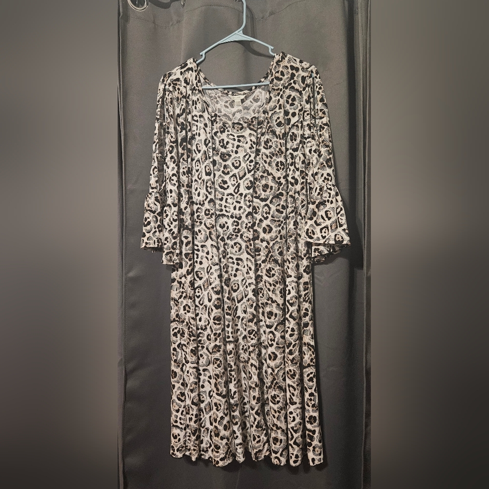 Elegant Black and White Long Sleeve Dress
